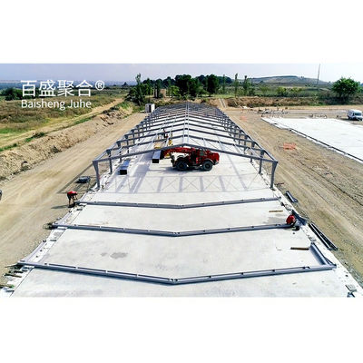 Edifício pré-fabricado de grande capacidade para criação de frangos de corte e de aves de capoeira com telhado de painéis de sanduíche