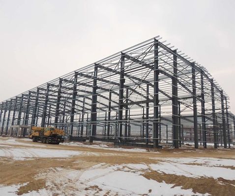 Armazém Industrial Armazém de estrutura metálica com telhado padrão AiSi e painel sandwich