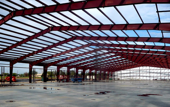 Armazém Industrial Armazém de estrutura metálica com telhado padrão AiSi e painel sandwich