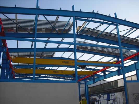 Armazém Industrial Armazém de estrutura metálica com telhado padrão AiSi e painel sandwich
