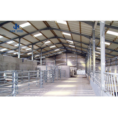Estaleiro de cabras moderno Estrutura de aço pré-fabricada Estaleiro de vacas Fazenda com serviço de solda