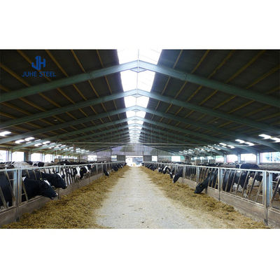 Estaleiro de cabras moderno Estrutura de aço pré-fabricada Estaleiro de vacas Fazenda com serviço de solda
